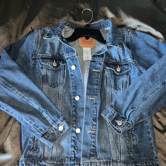 Levi’s dark wash jean jacket - Picture 2 of 3